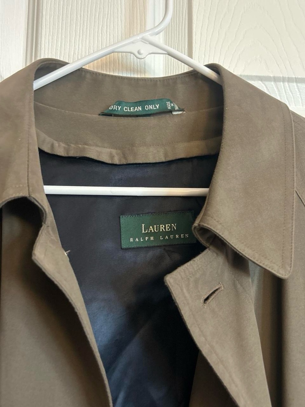 Ralph lauren trench coat, perfect for fall/winter wear! Slight wear on shoulder
